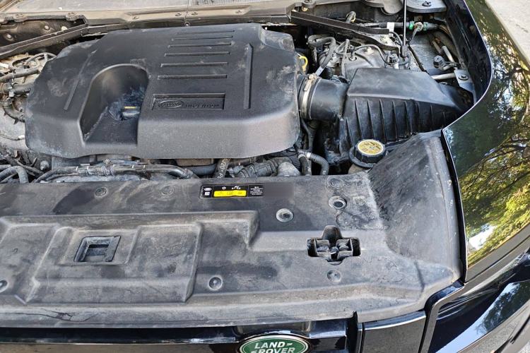 Used Land Rover Defender 2022 110 P400 Dark Edition Engine Bay Left