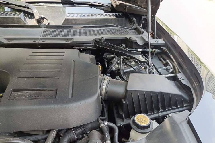 Used Land Rover Defender 2022 110 P400 X-DYNAMIC HSE Engine Bay Left