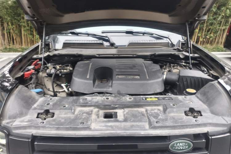 Used Land Rover Defender 2022 110 P400 X-DYNAMIC HSE Engine Bay