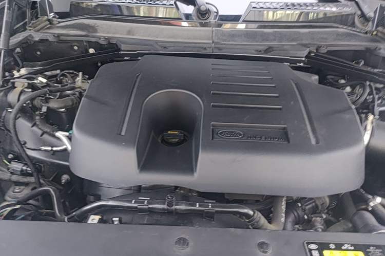 Used Land Rover Defender 2022 110 P400 X-DYNAMIC HSE Engine Bay