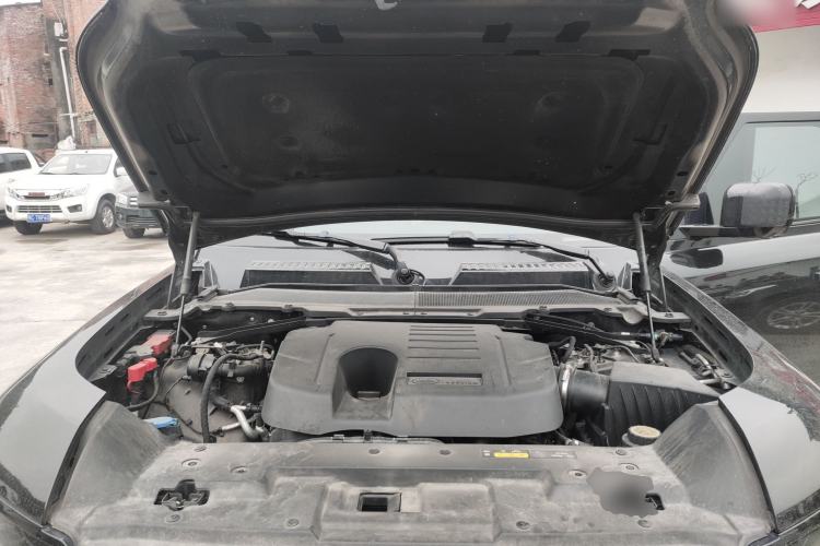 Used Land Rover Defender 2022 110 P400 Dark Edition Engine Bay