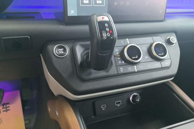 Used Land Rover Defender 2022 110 P400 X-DYNAMIC HSE Gear Lever