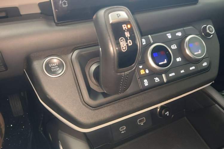 Used Land Rover Defender 2022 110 P400 X-DYNAMIC HSE Gear Lever