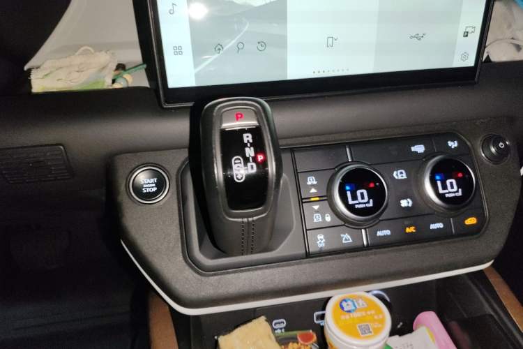 Used Land Rover Defender 2022 110 P400 X-DYNAMIC HSE Gear Lever