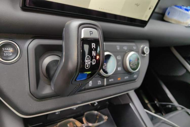 Used Land Rover Defender 2022 110 P400 X-DYNAMIC HSE Gear Lever