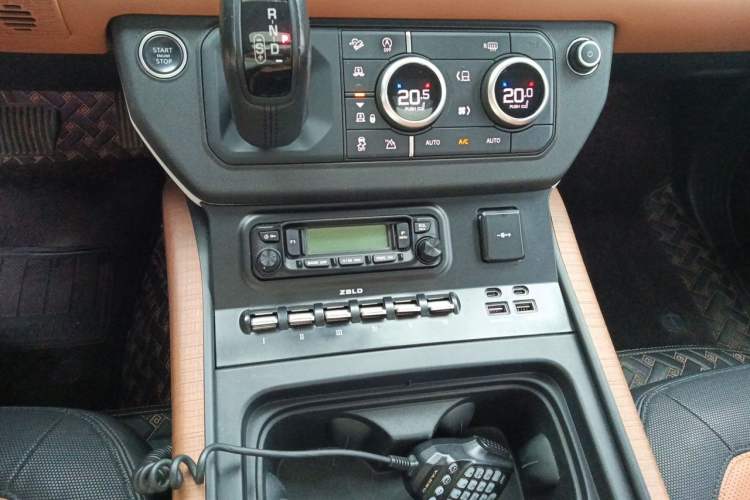 Used Land Rover Defender 2022 110 P400 X-DYNAMIC HSE Gear Lever