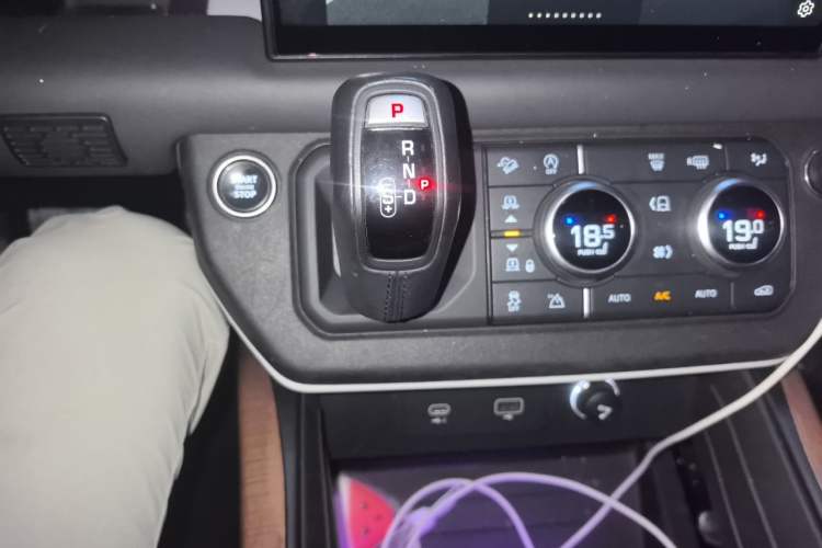 Used Land Rover Defender 2022 110 P400 X-DYNAMIC HSE Gear Lever