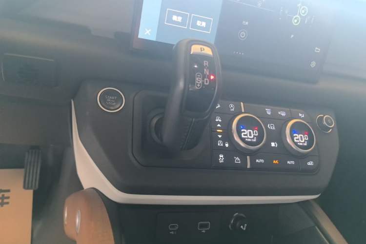Used Land Rover Defender 2022 110 P400 X-DYNAMIC HSE Gear Lever