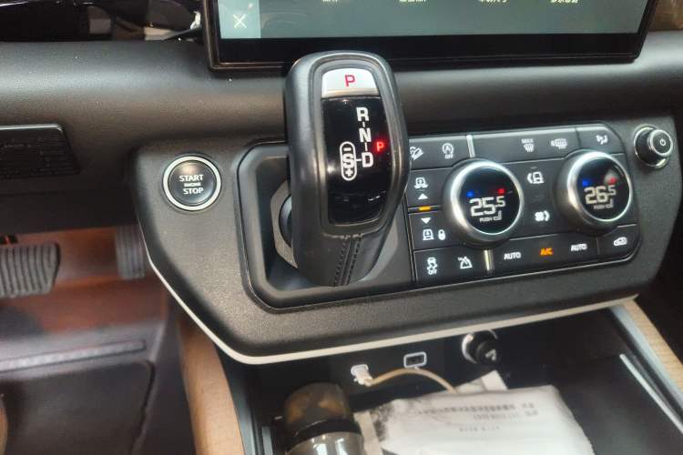 Used Land Rover Defender 2022 110 P400 X-DYNAMIC HSE Gear Lever