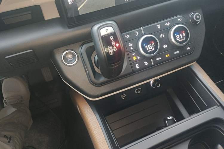 Used Land Rover Defender 2022 110 P400 X-DYNAMIC HSE Gear Lever