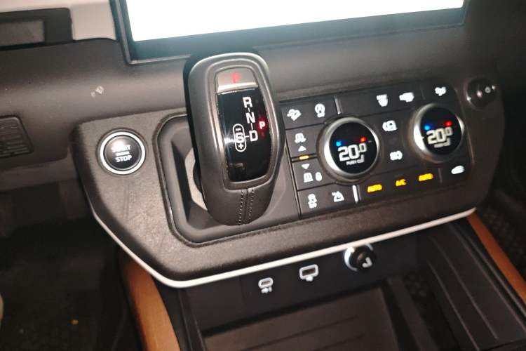 Used Land Rover Defender 2022 110 P400 Dark Edition Gear Lever