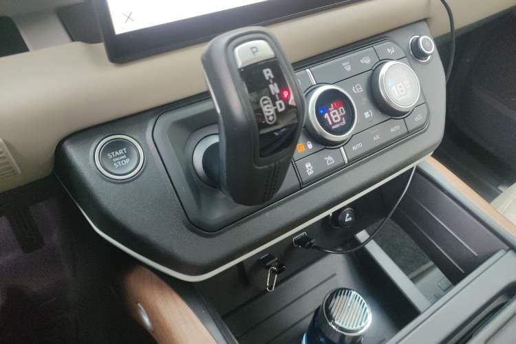 Used Land Rover Defender 2022 90 2.0T P300 Tiger-Power Ambition Edition Gear Lever