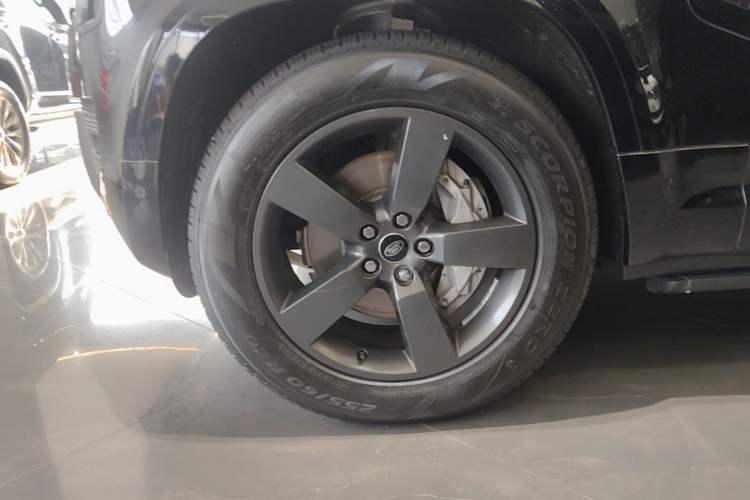 Used Land Rover Defender 2022 110 P400 X-DYNAMIC HSE Left Front Wheel Hub