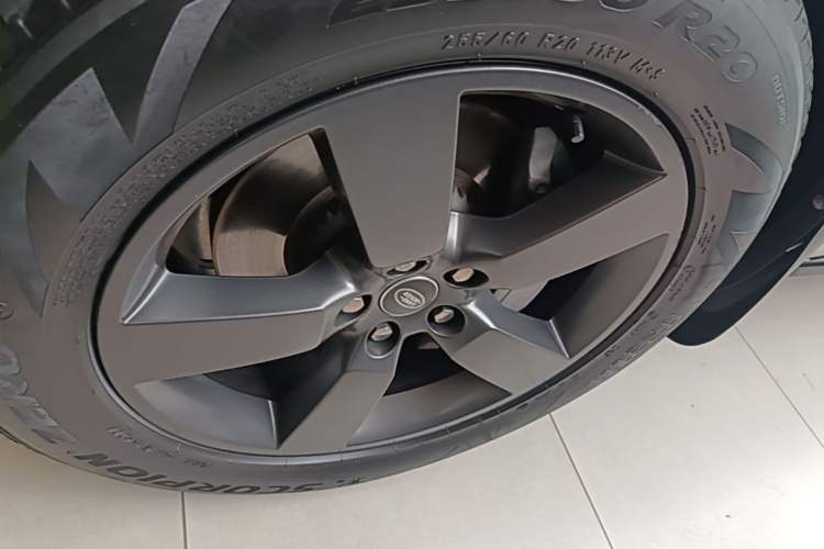 Used Land Rover Defender 2022 110 P400 X-DYNAMIC HSE Left Front Wheel Hub
