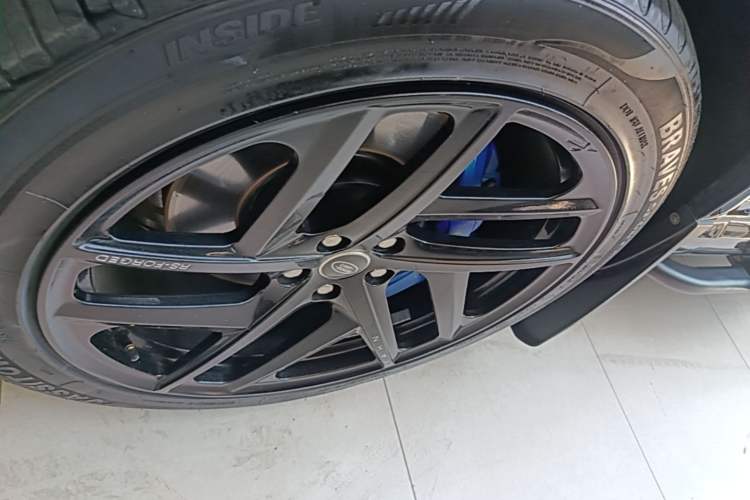 Used Land Rover Defender 2022 90 3.0T P400 XS Left Front Wheel Hub