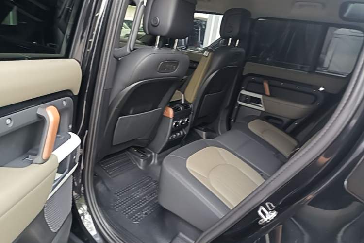 Used Land Rover Defender 2022 110 P400 X-DYNAMIC HSE Left Rear Seat