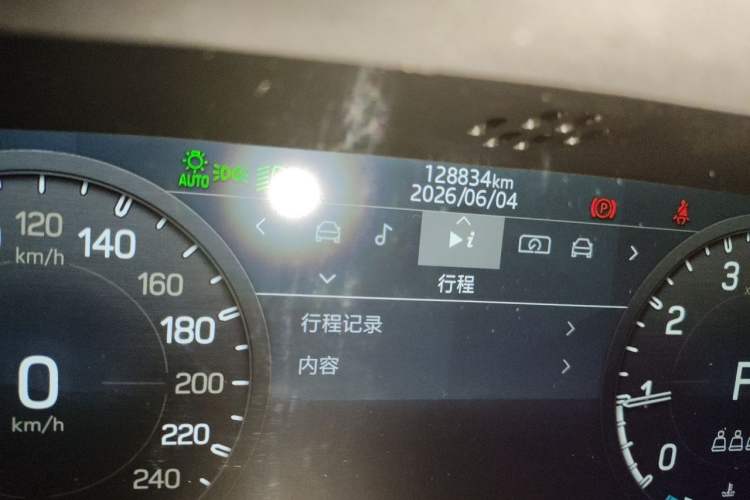 Used Land Rover Defender 2022 110 P400 X-DYNAMIC HSE Odometer Close Up