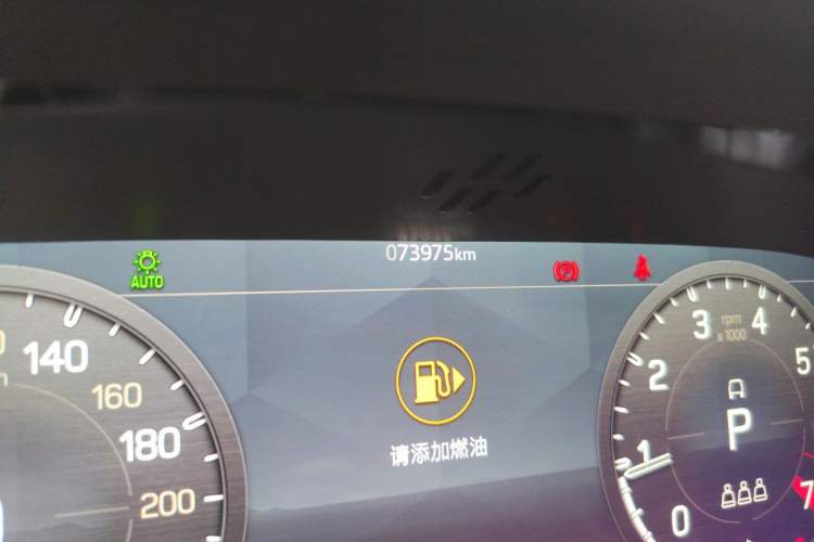 Used Land Rover Defender 2022 110 P400 X-DYNAMIC HSE Odometer Close Up