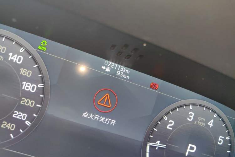 Used Land Rover Defender 2022 110 P400 X-DYNAMIC HSE Odometer Close Up