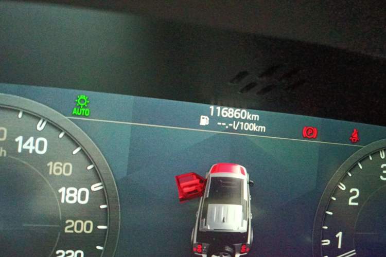 Used Land Rover Defender 2022 110 P400 X-DYNAMIC HSE Odometer Close Up