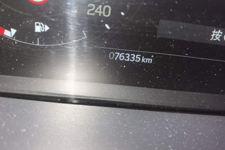 Used Land Rover Defender 2022 110 P400 X-DYNAMIC HSE Odometer Close Up