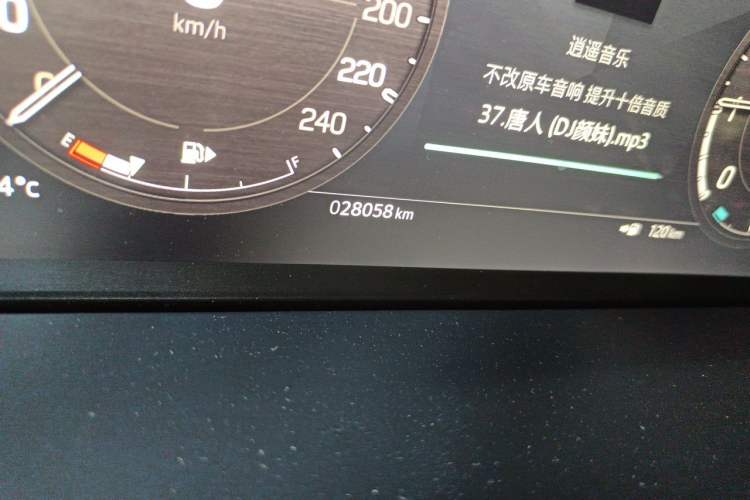 Used Land Rover Defender 2022 110 P400 X Odometer Close Up