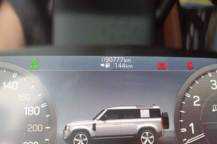 Used Land Rover Defender 2022 110 P400 X-DYNAMIC HSE Odometer Close Up