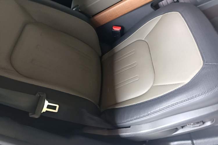 Used Land Rover Defender 2022 110 P400 X-DYNAMIC HSE Right Front Seat