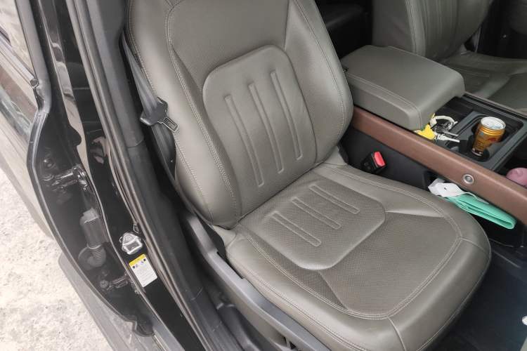 Used Land Rover Defender 2022 110 P400 Dark Edition Right Front Seat