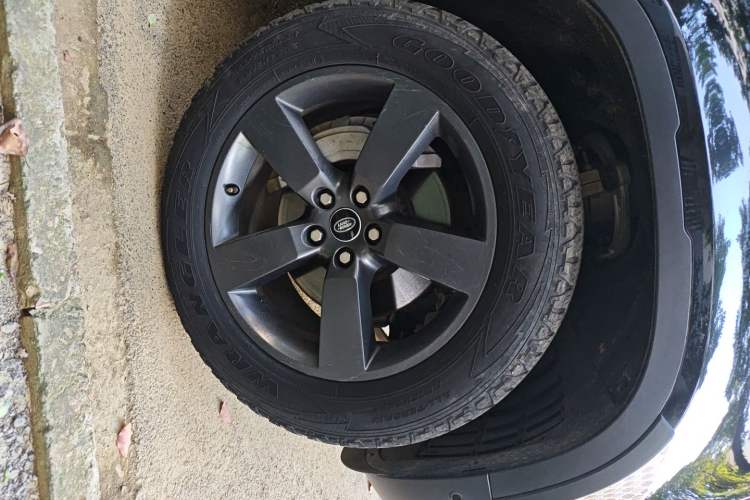 Used Land Rover Defender 2022 110 P400 Dark Edition Right Front Wheel Hub