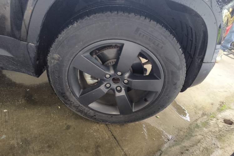 Used Land Rover Defender 2022 90 2.0T P300 Tiger-Power Ambition Edition Right Front Wheel Hub