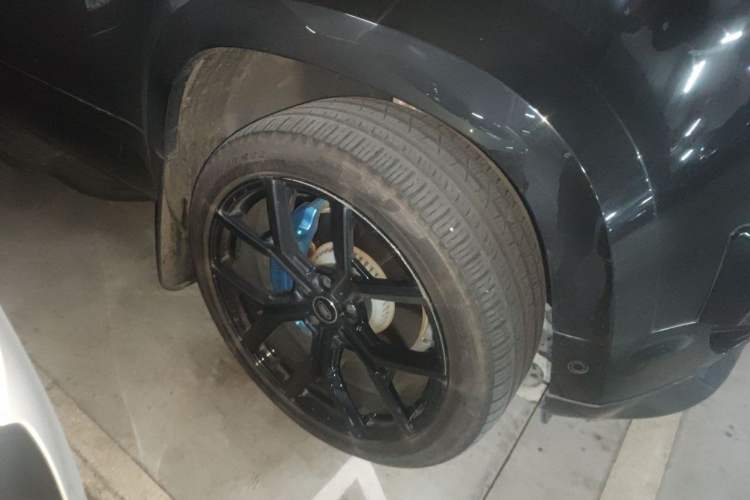 Used Land Rover Defender 2022 110 P400 X-DYNAMIC HSE Right Front Wheel Hub