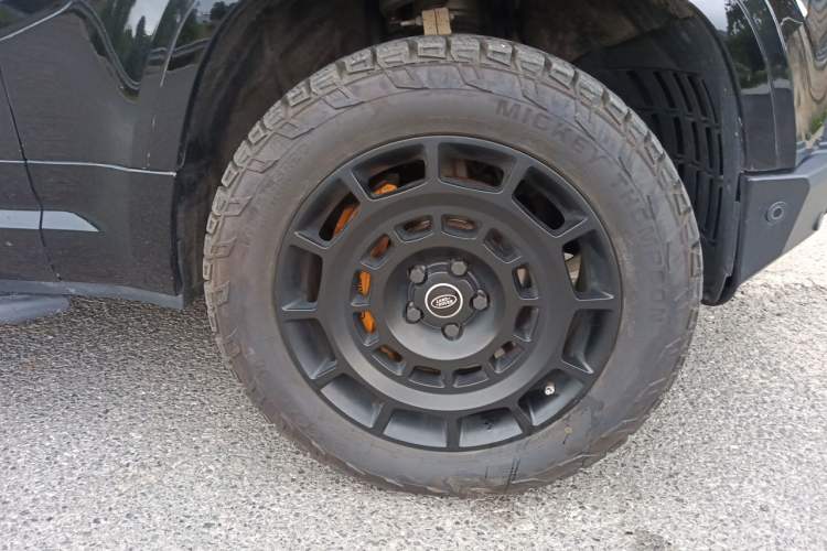 Used Land Rover Defender 2022 110 P400 X-DYNAMIC HSE Right Front Wheel Hub