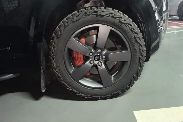 Used Land Rover Defender 2022 110 P400 X Right Front Wheel Hub