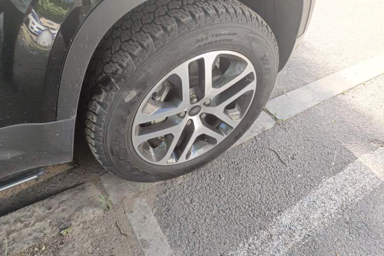 Used Land Rover Defender 2022 110 P400 X Right Front Wheel Hub