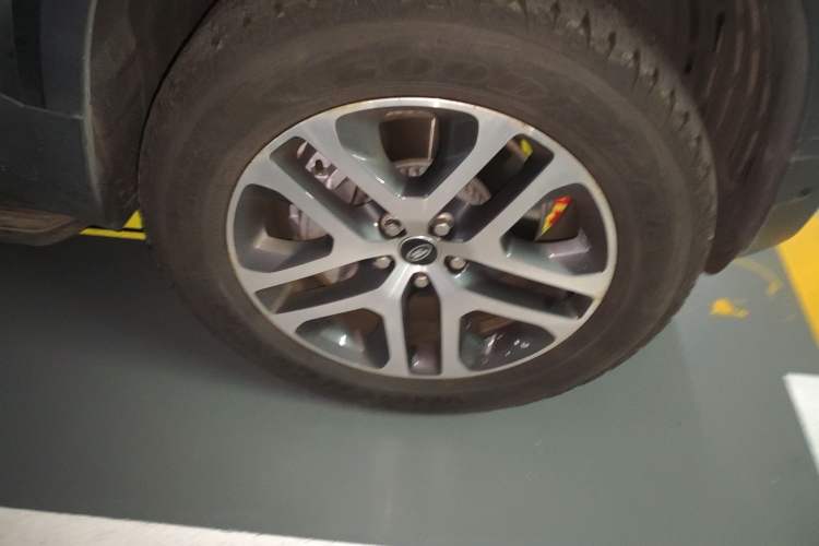 Used Land Rover Defender 2022 110 P400 Dark Edition Right Front Wheel Hub