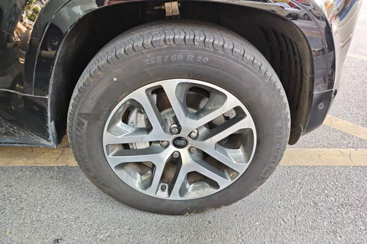 Used Land Rover Defender 2022 90 3.0T P400 XS Right Front Wheel Hub