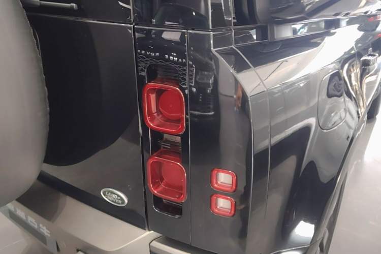 Used Land Rover Defender 2022 110 P400 X-DYNAMIC HSE Right Rear Taillight