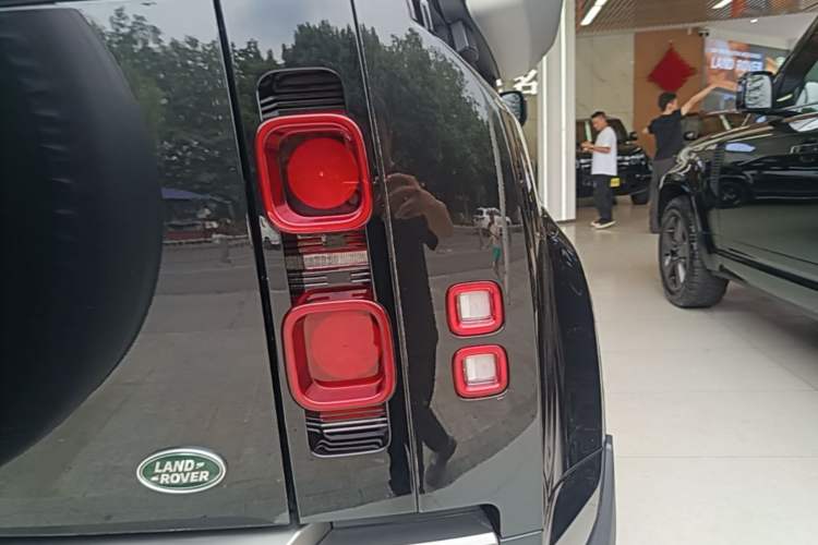Used Land Rover Defender 2022 110 P400 X-DYNAMIC HSE Right Rear Taillight