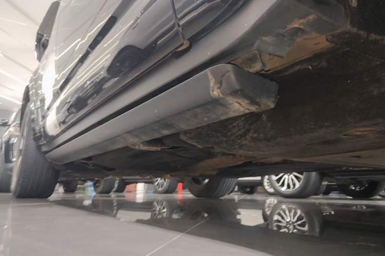 Used Land Rover Defender 2022 110 P400 X-DYNAMIC HSE Right Side Sill