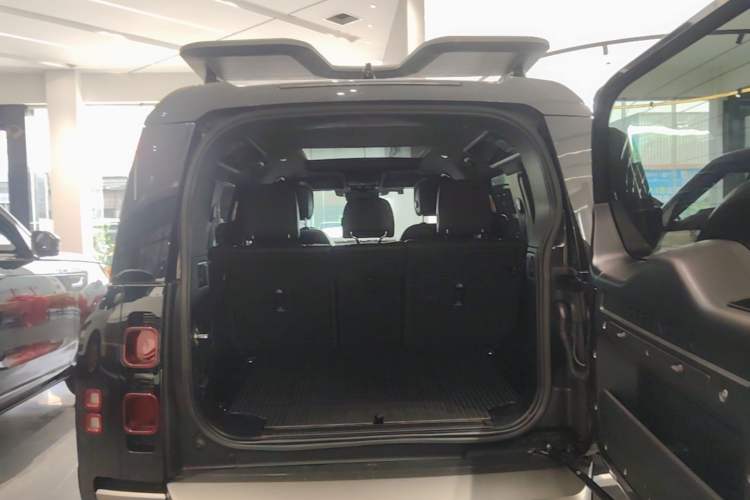 Used Land Rover Defender 2022 110 P400 X-DYNAMIC HSE Trunk