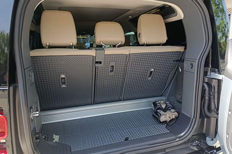 Used Land Rover Defender 2022 90 3.0T P400 XS Trunk