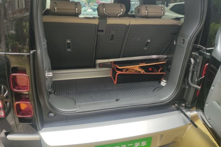 Used Land Rover Defender 2022 90 2.0T P300 Tiger-Power Ambition Edition Trunk