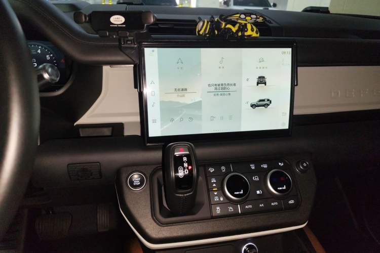 Used Land Rover Defender 2022 90 2.0T P300 X-DYNAMIC HSE Audio And AC Panel