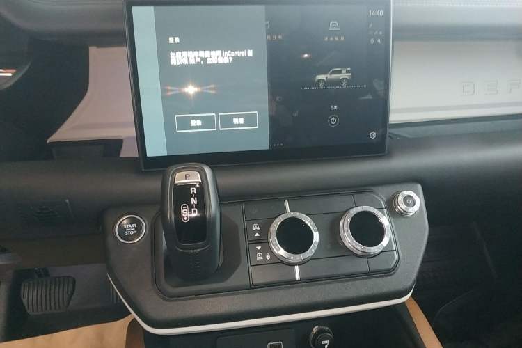 Used Land Rover Defender 2022 90 2.0T P300 X-DYNAMIC HSE Audio And AC Panel