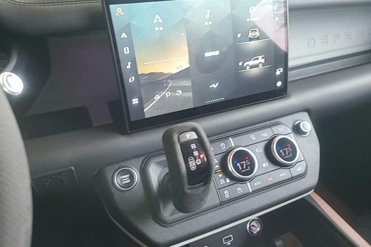 Used Land Rover Defender 2022 90 2.0T P300 X-DYNAMIC HSE Audio And AC Panel