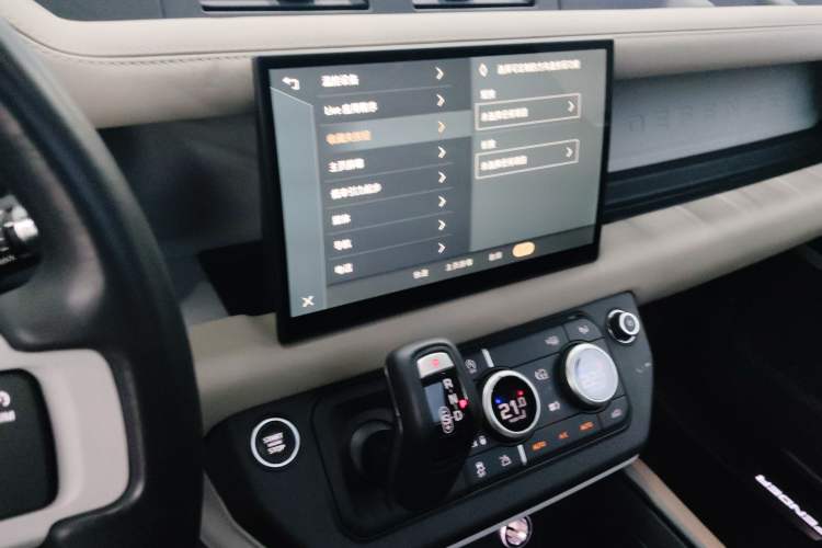 Used Land Rover Defender 2022 110 P400 X-DYNAMIC HSE Audio And AC Panel