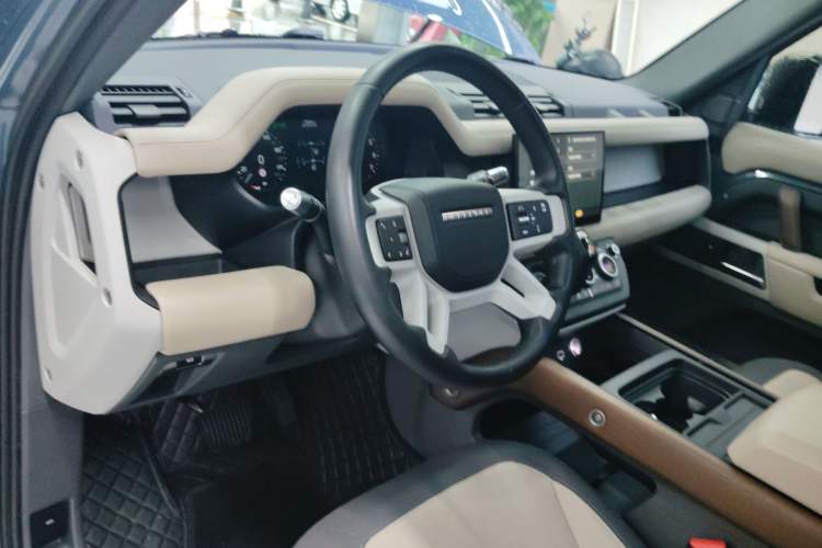 Used Land Rover Defender 2022 110 P400 X-DYNAMIC HSE Center Console