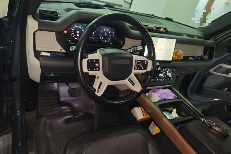 Used Land Rover Defender 2022 90 2.0T P300 SE Center Console
