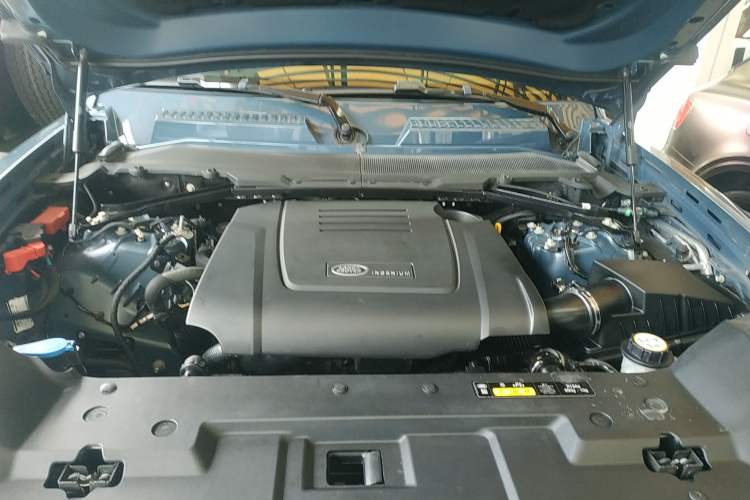 Used Land Rover Defender 2022 90 2.0T P300 X-DYNAMIC HSE Engine Bay